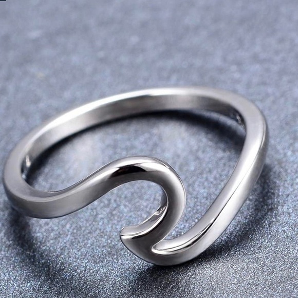 🌟Host Pick🌟 Ocean Wave Silver Ring Size 8 - Picture 2 of 15